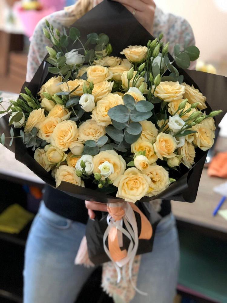 Букет цветов из: Розы и Лизиантусы в Вознесеновке