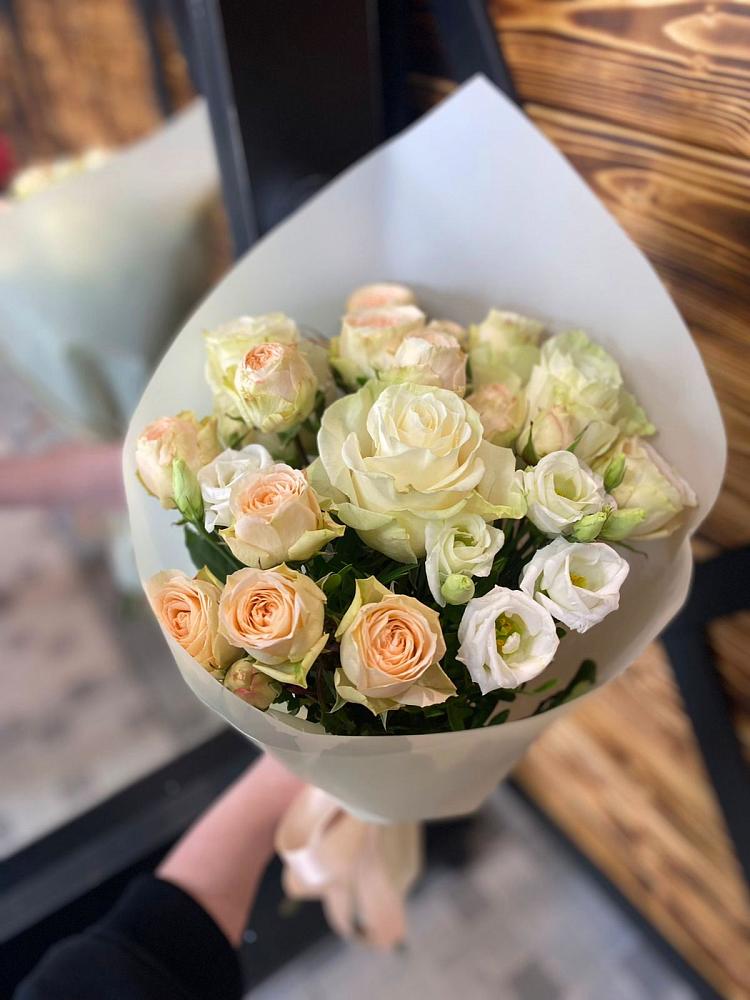 Букет цветов из: Розы и Лизиантусы в Вознесеновке